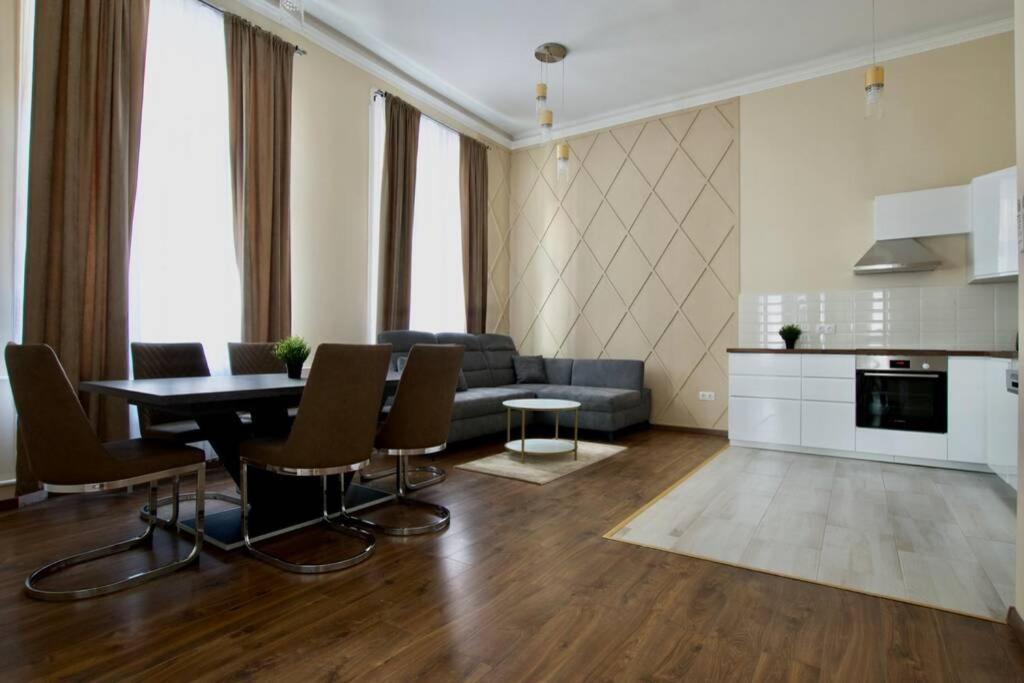 Premium Apartment By Hi5-Vaci Str. 3 Bedroom Budapest Bagian luar foto