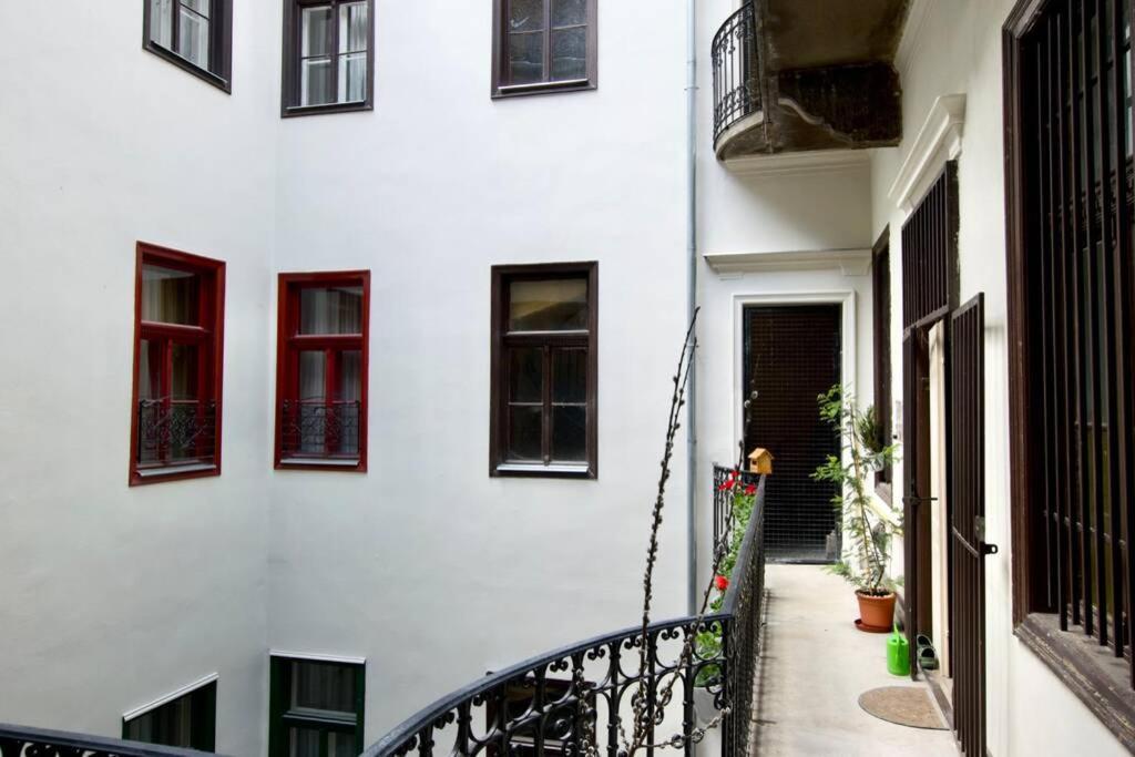 Premium Apartment By Hi5-Vaci Str. 3 Bedroom Budapest Bagian luar foto