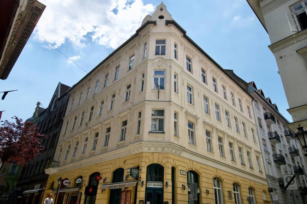 Premium Apartment By Hi5-Vaci Str. 3 Bedroom Budapest Bagian luar foto