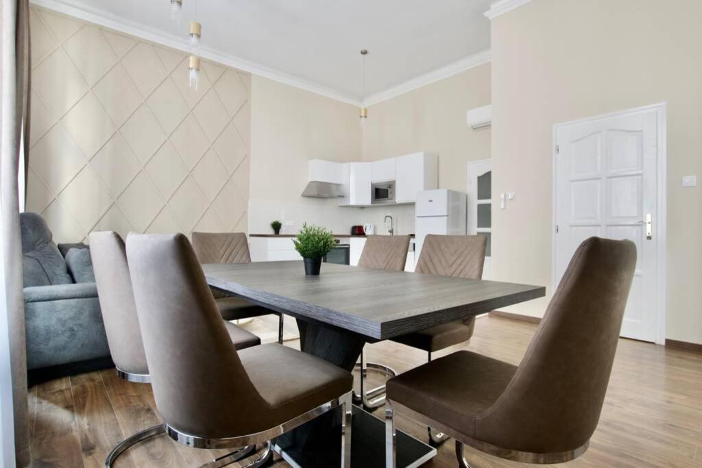 Premium Apartment By Hi5-Vaci Str. 3 Bedroom Budapest Bagian luar foto